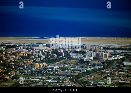 L'aéroport de la ville de Nice à proximité de la mer méditerranée Banque D'Images