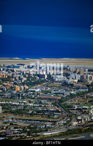 L'aéroport de la ville de Nice à proximité de la mer méditerranée Banque D'Images