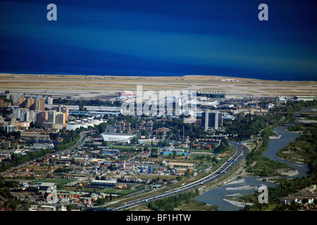 L'aéroport de la ville de Nice à proximité de la mer méditerranée Banque D'Images