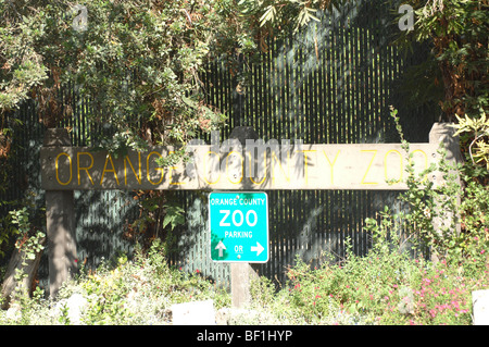 Directeurs des signes les visiteurs du Zoo du Comté d'Orange à Orange, CA, U Banque D'Images