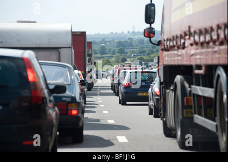 La congestion du trafic lourd sur l'autoroute M42 en Angleterre Banque D'Images