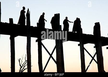 Les gens qui marchent à amarapura bridge au coucher du soleil, Mandalay, myanmar. Banque D'Images