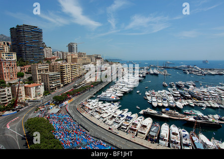 La foule du stade de Formule 1 Monaco pendant le Grand Prix et la marina Banque D'Images