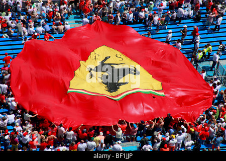 Les gens montrant le drapeau Ferrari durant le Grand Prix de Monaco Banque D'Images