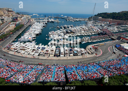 La foule du stade de Formule 1 Monaco pendant le Grand Prix et la marina Banque D'Images