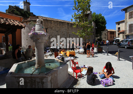 Marché de plein air de deuxième main objet dans le village de Sigale Banque D'Images