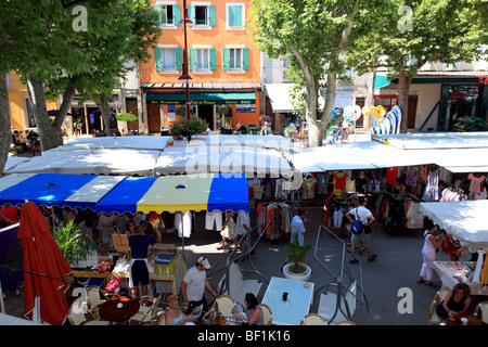 Le marché en plein air dans le village provençal de Riez Banque D'Images