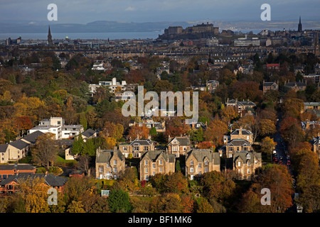 Blackford, Édimbourg zone résidentielle au cours de la saison d'automne avec le Château d'Édimbourg à l'arrière-plan, Écosse, Royaume-Uni, Europe Banque D'Images