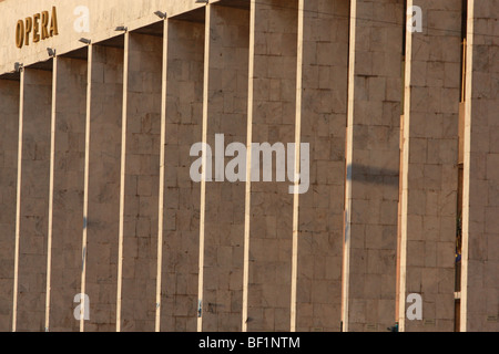 Colonnade de l'Opéra de la place Skanderbeg, Tirana, Albanie Banque D'Images