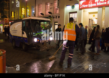 Westminster Street Cleaner dans China Town, Soho Londres Banque D'Images