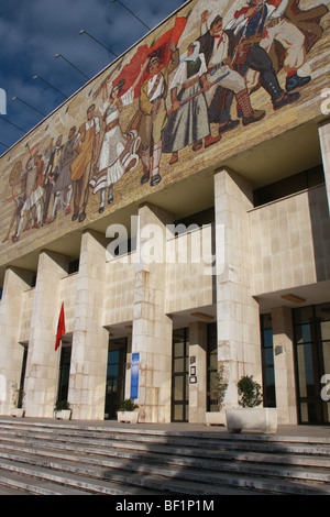 Mosaïque sur la façade du Musée National d'histoire de la place Skanderbeg, Tirana, Albanie Banque D'Images