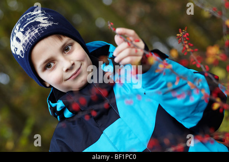 Portrait d'un garçon à l'automne Banque D'Images