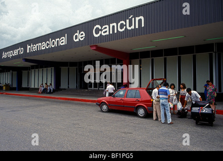 Les mexicains, les Mexicains, les voyageurs, les voyages, l'alimentateur, déposer leurs passagers, l'Aéroport International de Cancun, Cancun, Quintana Roo, Mexique de l'État Banque D'Images