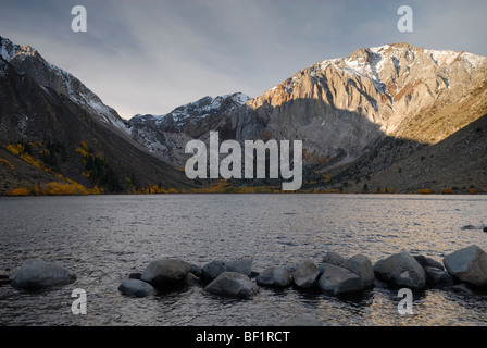 Lever du soleil à Convict Lake dans l'Est de la Sierra Nevada, en Californie Banque D'Images
