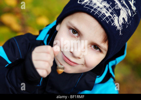 Portrait d'un garçon à l'automne Banque D'Images