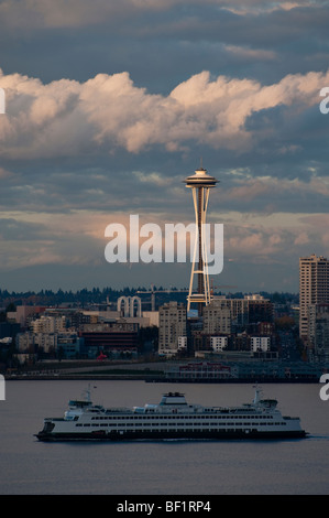 Un allumé de façon spectaculaire vue sur la Space Needle de Seattle et un ferry traversant la baie Elliott de Bainbridge Island. L'État de Washington Banque D'Images