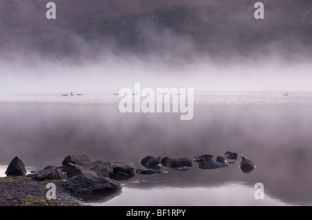 Tôt le matin, la brume s'élevant de la surface de Derwentwater, Cumbria. Banque D'Images