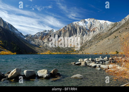 Vue d'automne au lac de l'Est de la culpabilité, de la Sierra Nevada en Californie Banque D'Images