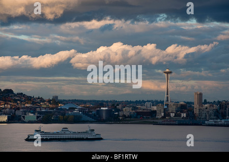 Un allumé de façon spectaculaire vue sur la Space Needle de Seattle et un ferry traversant la baie Elliott de Bainbridge Island. L'État de Washington Banque D'Images