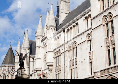 Vue inhabituelle de la Royal Courts of Justice, avec Dragon statue en premier plan Banque D'Images