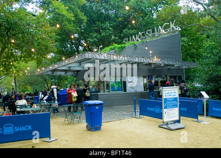 Rarement un Shake Shack vide sous la pluie dans le Madison Square Park, à New York, le dimanche, 18 octobre 2009. (© Richard B. Levine) Banque D'Images