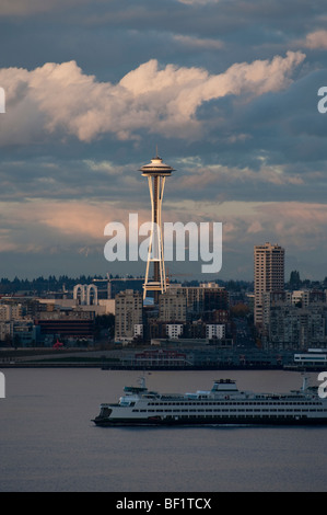 Un allumé de façon spectaculaire vue sur la Space Needle de Seattle et un ferry traversant la baie Elliott de Bainbridge Island. L'État de Washington Banque D'Images