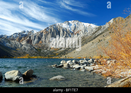 Vue d'automne au lac de l'Est de la culpabilité, de la Sierra Nevada en Californie Banque D'Images