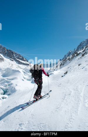 Tourer Ski monter sur terrain glaciaire, Glacier d'Argentière, Chamonix, France Banque D'Images