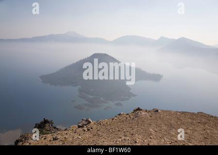 L'île de l'assistant dans la brume du matin - Crater Lake National Park Utah Banque D'Images