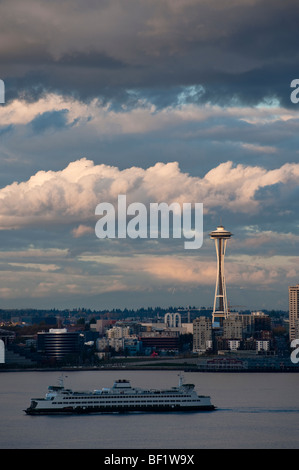 Un allumé de façon spectaculaire vue sur la Space Needle de Seattle et un ferry traversant la baie Elliott de Bainbridge Island. L'État de Washington Banque D'Images