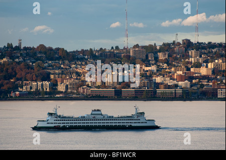 La Washington State Ferry navigue au-delà du quartier Queen Anne de Seattle, Washington, sur le chemin de Bainbridge Island. Banque D'Images