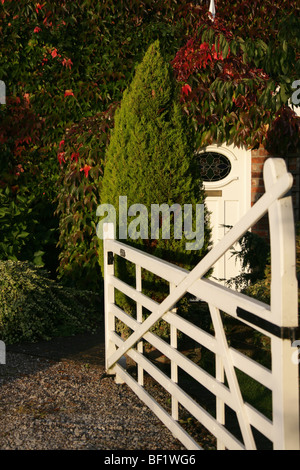Village de Coddington, Angleterre. Porte avant et porte d'un joli cottage couvert de lierre. Banque D'Images