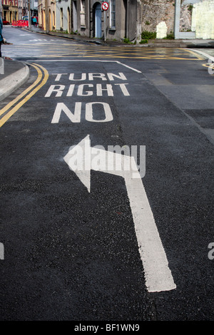 Le marquage routier dans une rue de Galway Irlande trafic indiquant la direction de la Banque D'Images