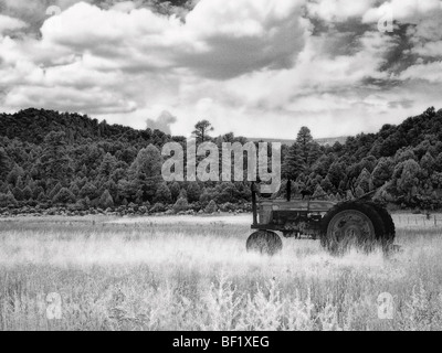 Photo infrarouge du tracteur dans le champ. Banque D'Images