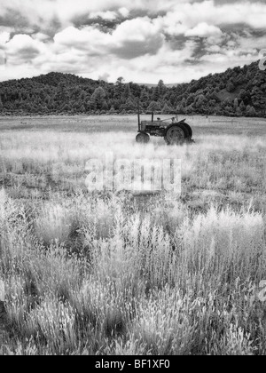 Photo infrarouge du tracteur dans le champ. Banque D'Images