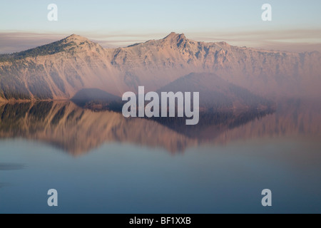 Voir l'île à partir de l'Assistant de l'encoche du Soleil - Crater Lake National Park de l'Oregon. La fumée d'un incendie de forêt locale plane sur le lac. Banque D'Images