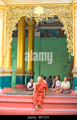 Les gens priaient à Paya Shwedagon, Yangoon, Myanmar. Banque D'Images