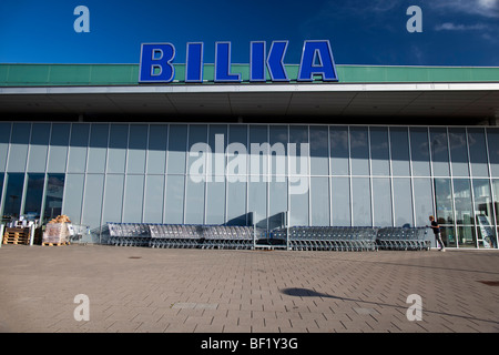 Shopping à trollies le vrai de l'entrepôt Bilka à Viborg, Danemark. Banque D'Images