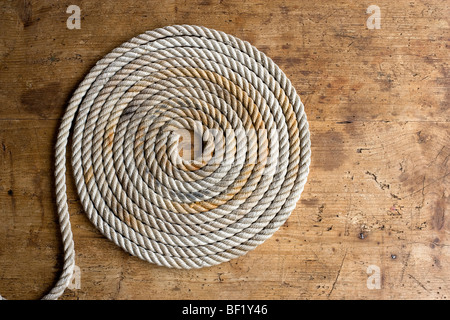 Bobine de corde sur une ancienne poitrine de marin Banque D'Images