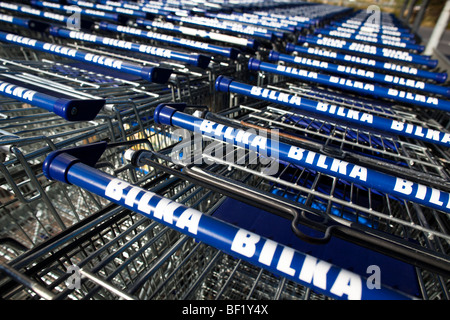 Shopping à trollies le vrai de l'entrepôt Bilka à Viborg, Danemark. Banque D'Images