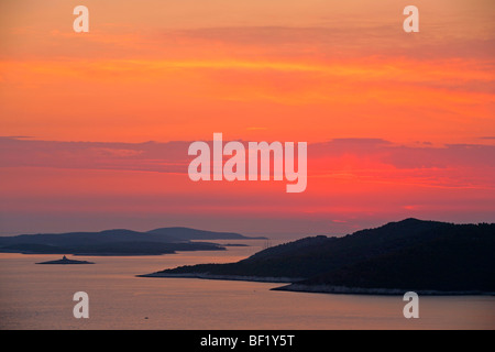 Coucher du soleil sur l'île de Hvar, Dalmatie Centrale, l'Adria Coast, Croatie Banque D'Images