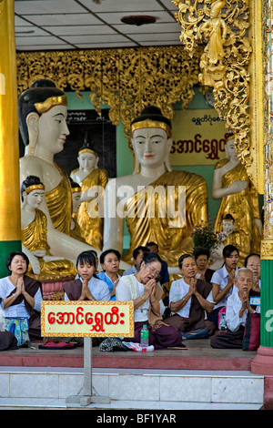 Les gens priaient à Paya Shwedagon, Yangoon, Myanmar. Banque D'Images