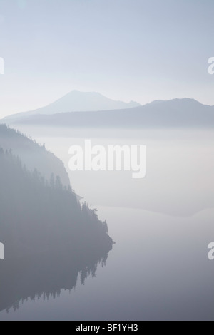 Vue du mont Scott du Cleetwood Cove Trail sur un matin brumeux - Crater Lake National Park Utah Banque D'Images