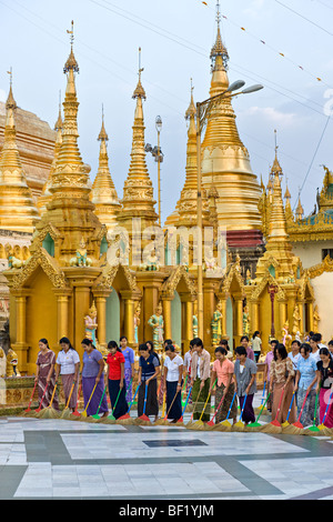 Les gens priaient à Paya Shwedagon, Yangoon, Myanmar. Banque D'Images