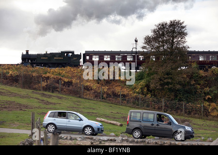 Une locomotive de Great Western sur la Severn Valley Railway effluves passé le trafic stationnaire à Bewdley, Worcestershire, Angleterre. Banque D'Images