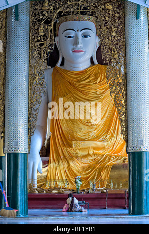 Les gens priaient à Paya Shwedagon, Yangoon, Myanmar. Banque D'Images