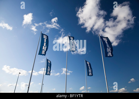 Les drapeaux sur l'entrepôt réel des Bilka à Viborg, Danemark. Banque D'Images