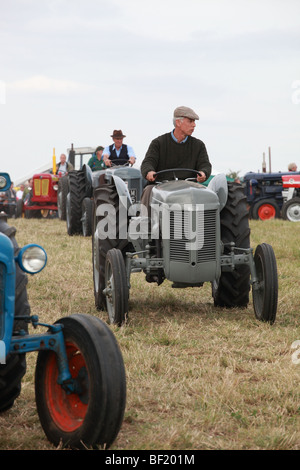 Photographie du défilé de tracteurs d'époque au spectacle de chevaux lourds de Shoreham Banque D'Images