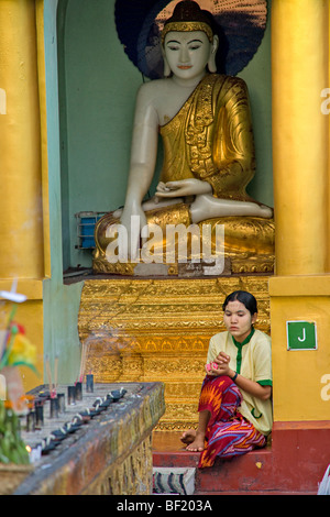 Les gens priaient à Paya Shwedagon, Yangoon, Myanmar. Banque D'Images