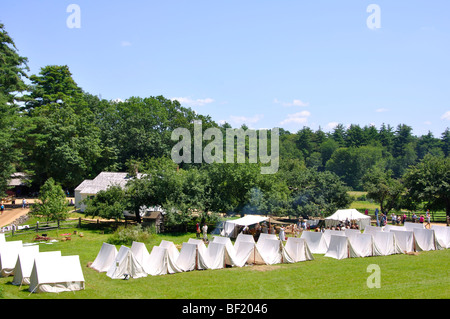 Camp de tentes militaires en costume - Guerre de la Révolution américaine (années 1770) Époque re-enactment Banque D'Images